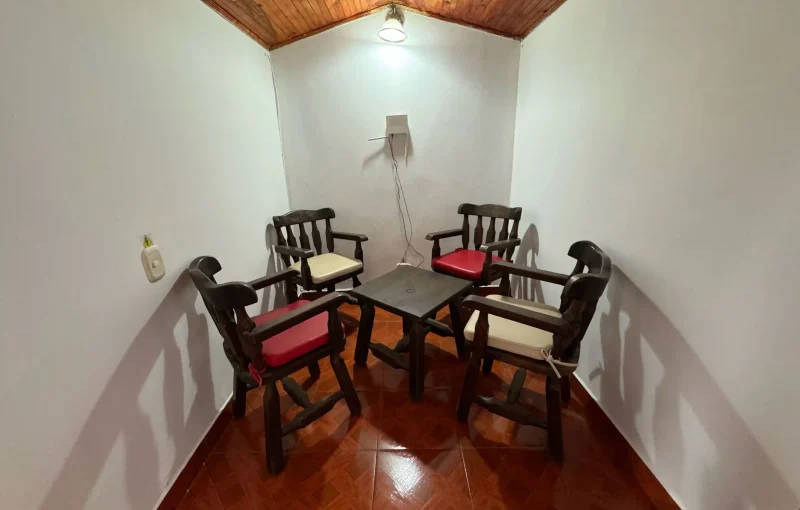 Casa de descanso, a 2 cuadras del parque principal de Murillo, cuenta con servicios de cocina, agua caliente, televisores, wifi, Netflix y lavadora.