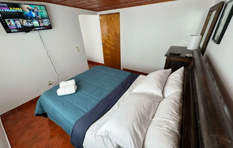Casa de descanso, a 2 cuadras del parque principal de Murillo, cuenta con servicios de cocina, agua caliente, televisores, wifi, Netflix y lavadora.