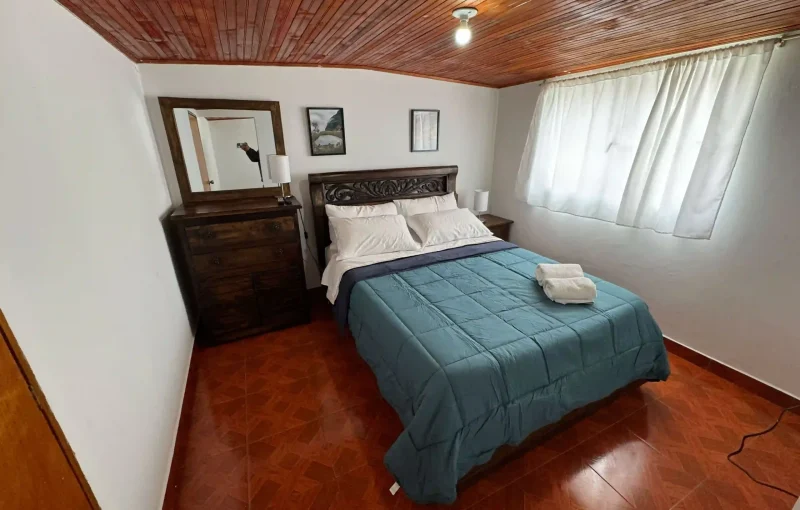 Casa de descanso, a 2 cuadras del parque principal de Murillo, cuenta con servicios de cocina, agua caliente, televisores, wifi, Netflix y lavadora.